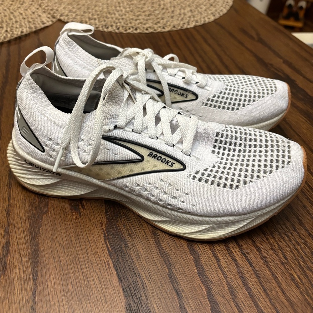 Women's Brooks Levitate StealthFit 6 running shoes